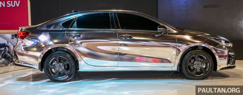 Kia Cerato 2019 được trang bị bộ vành 16 inch màu đen tương phản với bộ cánh mạ crôm