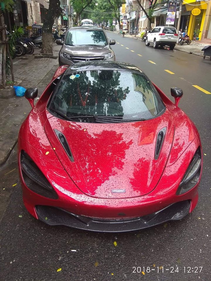 Cơn bão Usagi đang đổ bộ vào Việt Nam khiến siêu xe McLaren 720S dầm mưa trên đường phố