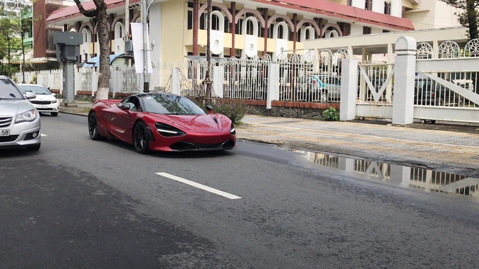 Siêu phẩm McLaren 720S màu đỏ Memphis độc nhất Việt Nam