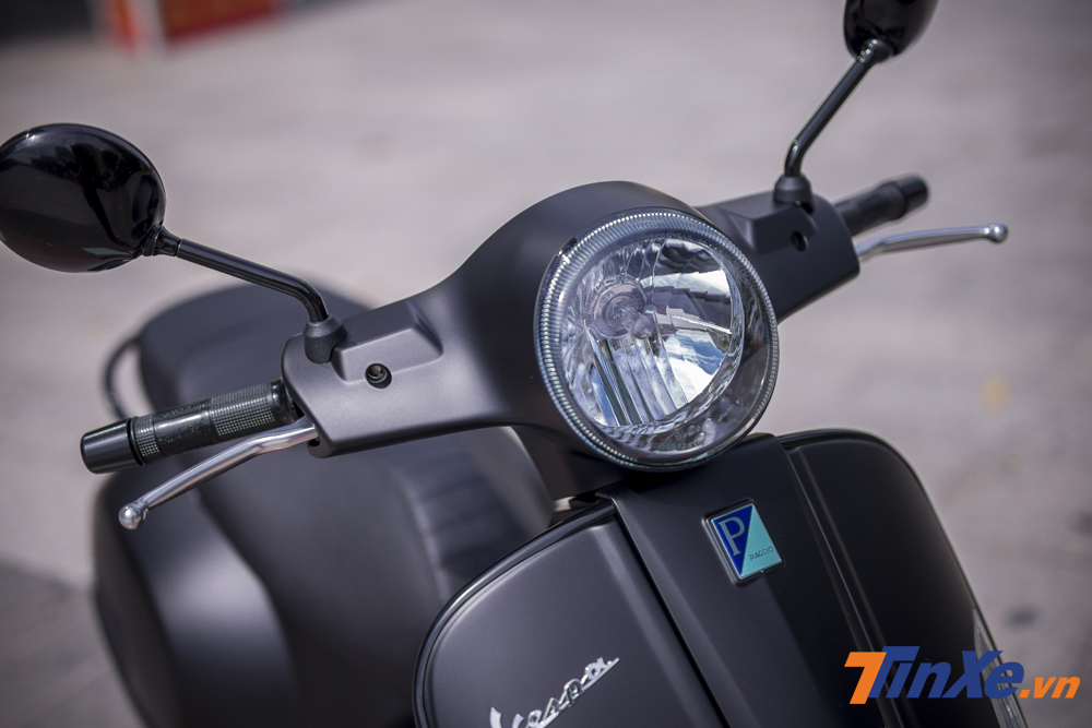 Mặc dù Vespa GTS Notte 150cc được trang bị đèn định vị ban ngày dạng LED nhưng đáng tiếc là vẫn sở hữu đèn chiếu sáng halogen.