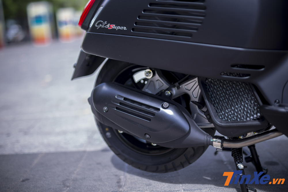 Ốp ống xả đen trên Vespa GTS Notte 150cc. Ốp ống xả đen trên Vespa GTS Notte 150cc.