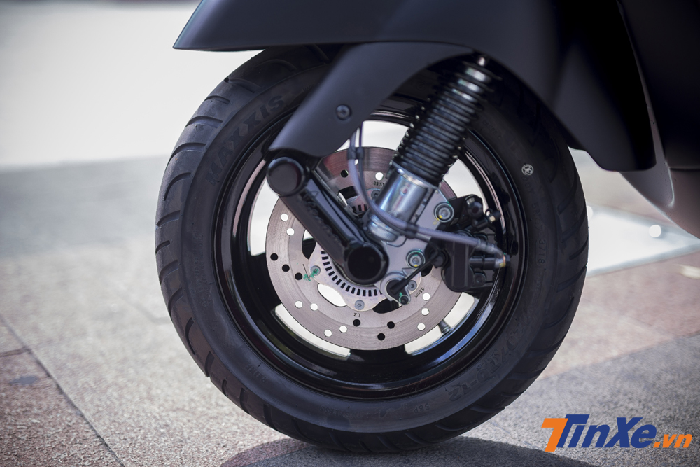 Vespa GTS Notte 150cc được trang bị vành kích thước 12 với lốp trước cỡ 120/70 và lốp sau cỡ 130/70. Vespa GTS Notte 150cc được trang bị vành kích thước 12 với lốp trước cỡ 120/70 và lốp sau cỡ 130/70.