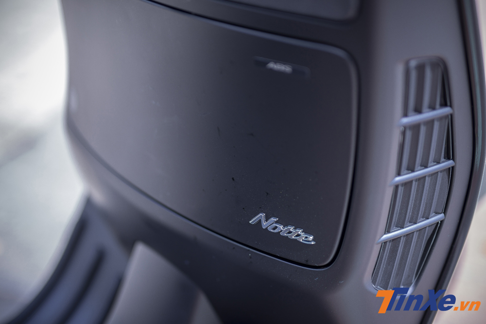 Logo Notte được đặt tại cốp trước của xe. Xe cũng vẫn được trang bị các tiện nghi như mở cốp xe bằng nút bấm, cổng sạc USB, ... Logo Notte được đặt tại cốp trước của xe. Xe cũng vẫn được trang bị các tiện nghi như mở cốp xe bằng nút bấm, cổng sạc USB, ...
