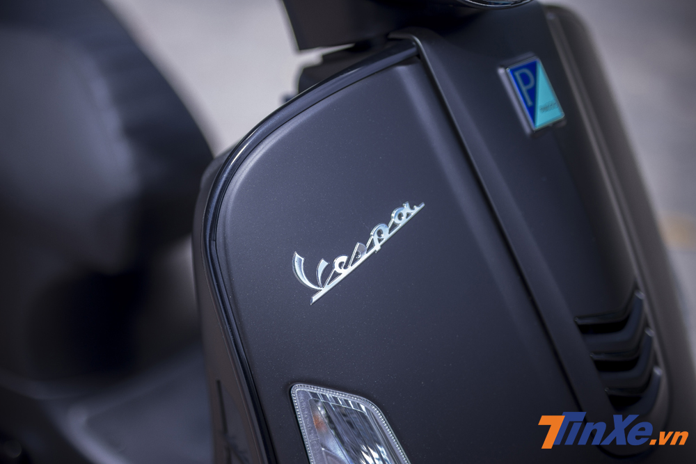 Màu sơn đen nhũ tinh tế của Vespa GTS Notte 150cc. Màu sơn đen nhũ tinh tế của Vespa GTS Notte 150cc.