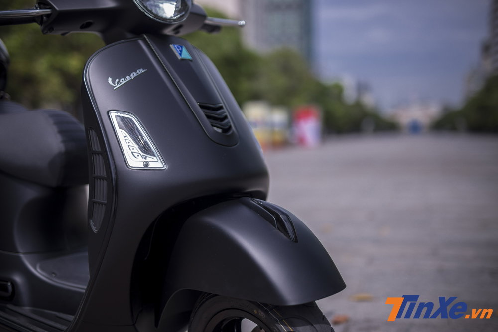 Trên nền sơn đen nhũ, các chi tiết sơn đen bóng tạo điểm nhấn cho Vespa GTS Notte 150cc. Trên nền sơn đen nhũ, các chi tiết sơn đen bóng tạo điểm nhấn cho Vespa GTS Notte 150cc.