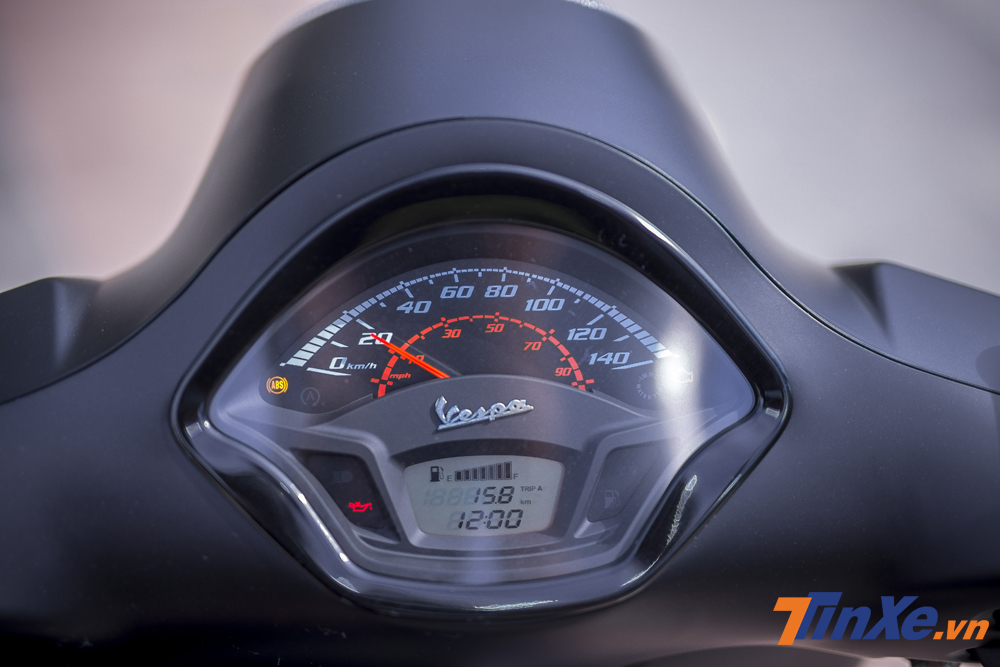 Trên nền đen nhũ của Vespa GTS Notte 150cc là một số chi tiết được sơn đen bóng. Ngoài ra mặt đồng hồ của xe cũng sử dụng phông chữ thể thao với hai màu đỏ - trắng tương phản. Trên nền đen nhũ của Vespa GTS Notte 150cc là một số chi tiết được sơn đen bóng. Ngoài ra mặt đồng hồ của xe cũng sử dụng phông chữ thể thao với hai màu đỏ - trắng tương phản.