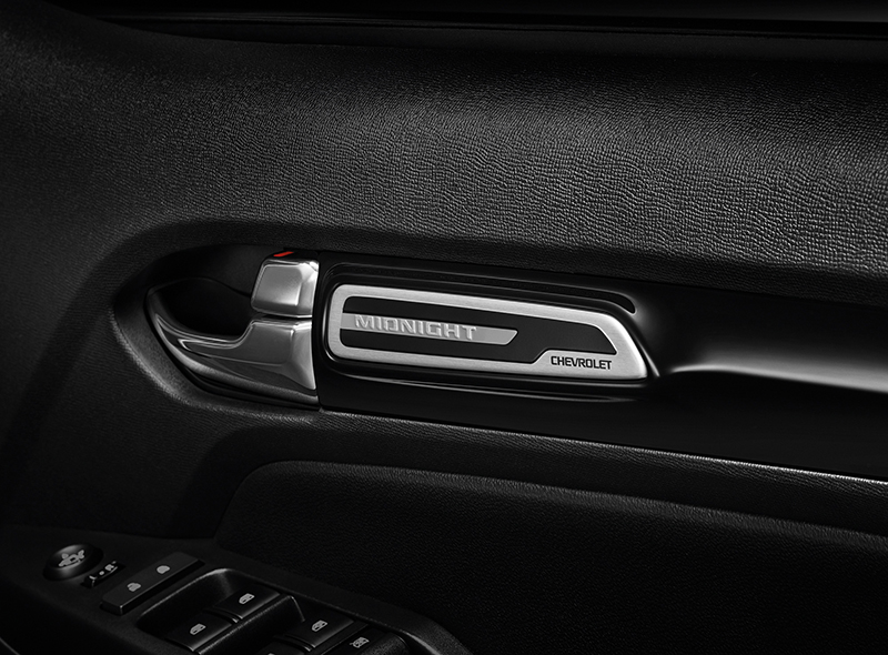 Tấm biển có chữ Midnight trên mặt cửa trong xe Tấm biển có chữ Midnight trên mặt cửa trong xe