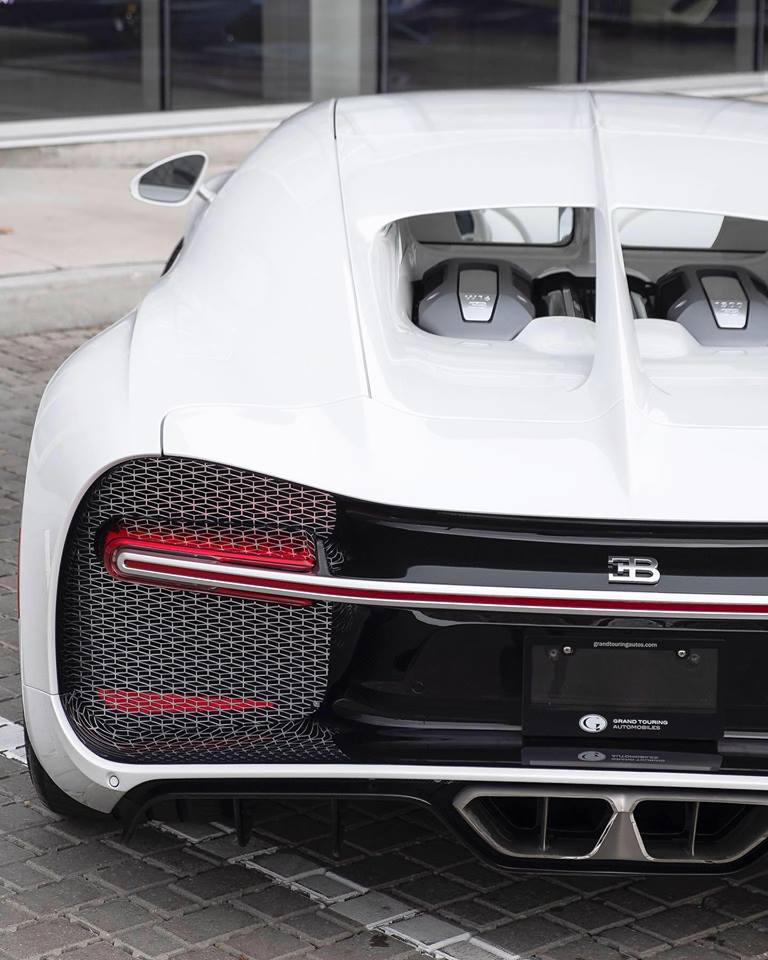 Phía phía đuôi xe bạch mã Bugatti Chiron được hoàn thành với 3 màu là trắng, sợi carbon bóng và kim loại