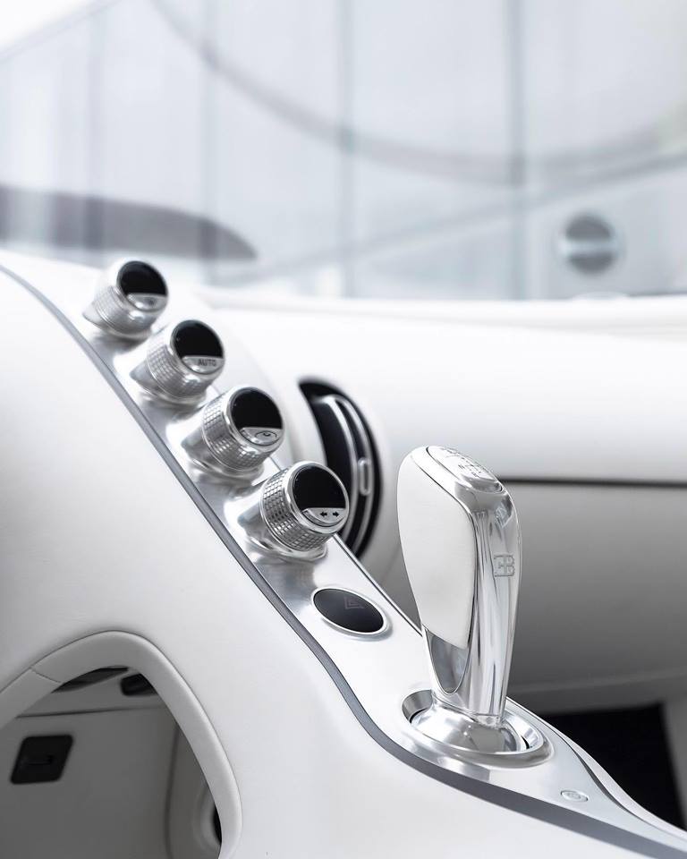 Cần số được làm từ kim loại kết hợp với da