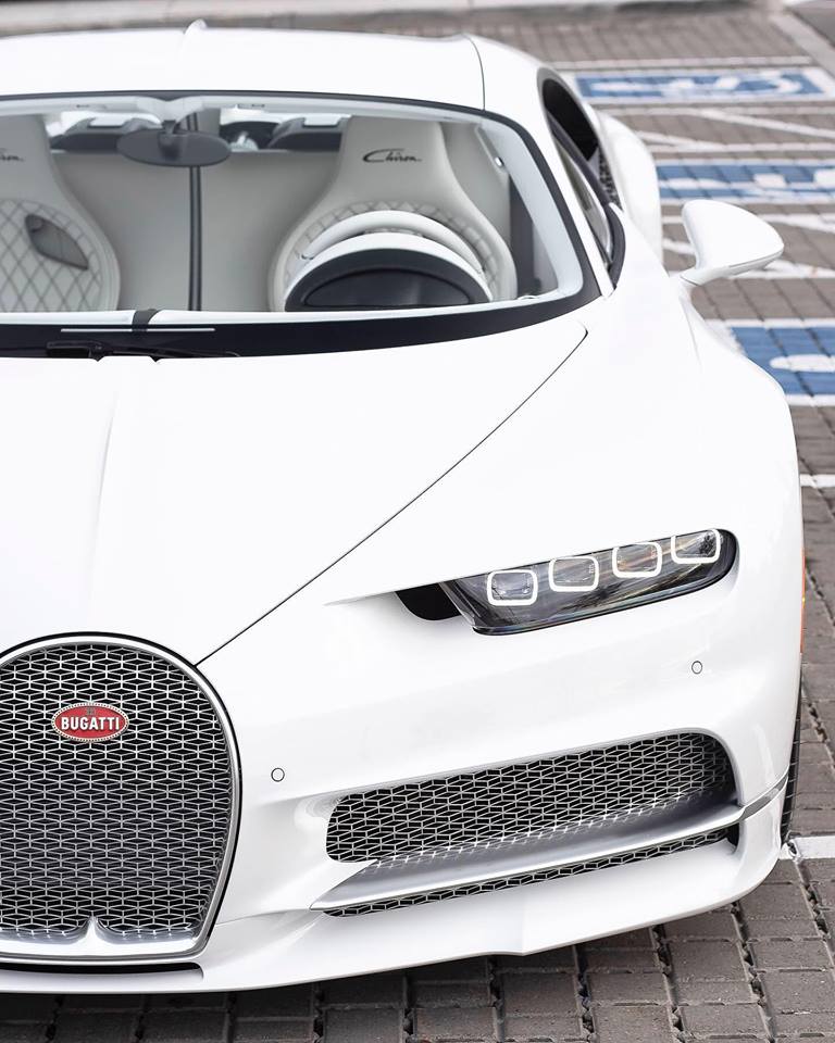 Chiếc Bugatti Chiron này được chủ nhân lựa chọn tông màu trắng làm bộ áo chính cho ngoại thất và bên trong khoang lái