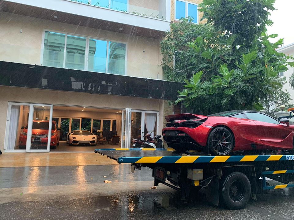 Siêu xe McLaren 720S có mặt tại Sài thành trong buổi chiều mưa gió của bão Usagi