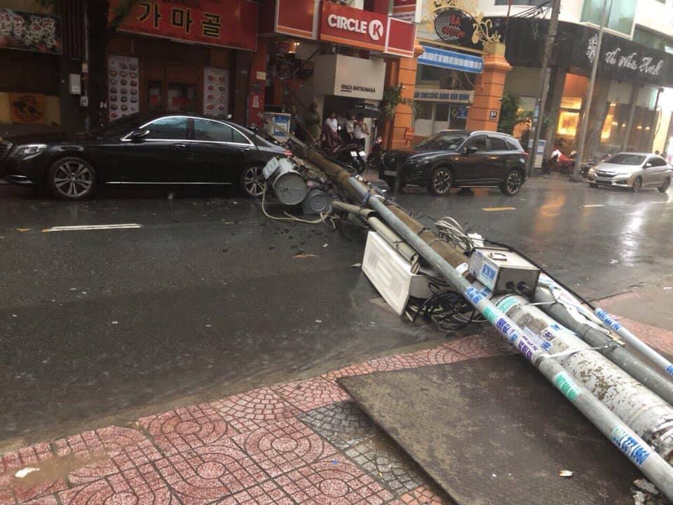 trụ đèn đổ sập và đè lên chiếc xe sang Mercedes-Benz S-Class hơn 4 tỷ đồng trụ đèn đổ sập và đè lên chiếc xe sang Mercedes-Benz S-Class hơn 4 tỷ đồng