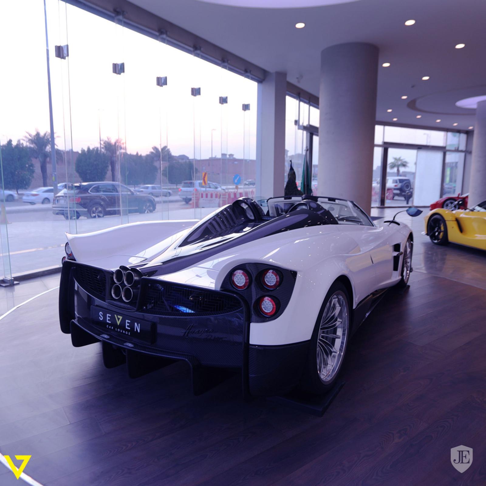 Chiếc Pagani Huayra Roadster đang được đại lý siêu xe Seven Car Lounge ở Riyadh, Ả Rập Xê Út chào bán