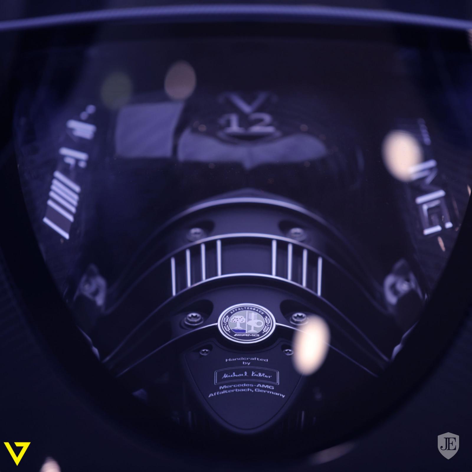 Hệ dẫn động của chiếc Pagani Huayra Roadster vẫn là động cơ V12 Biturbo, dung tích 6.0 lít tiêu chuẩn do Mercedes-AMG sản xuất