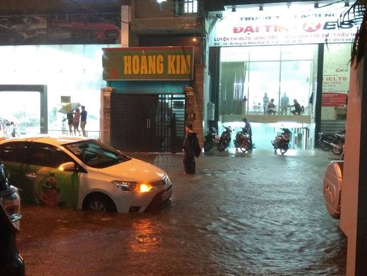 Hình ảnh ngập lụt tại thành phố Hồ Chí Minh được chia sẻ trên mạng xã hội Facebook