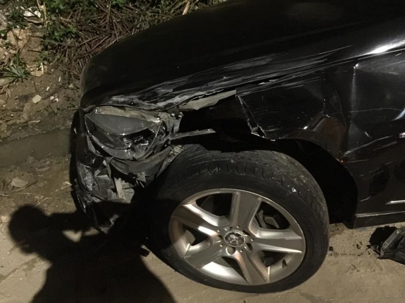 Chiếc Mercedes-Benz C200 bị gãy trục trước