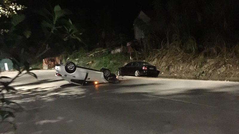 Hiện trường vụ tai nạn giữa hai chiếc ô tô Mazda3 và Mercedes-Benz C200