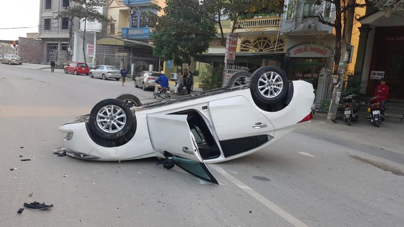 Chiếc Mazda3 nằm lật ngửa giữa đường