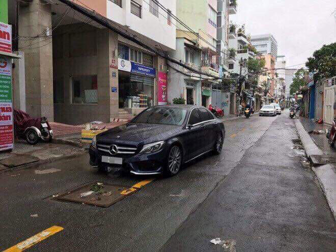 Chiếc Mercedes-Benz C-Class bị vặt gương