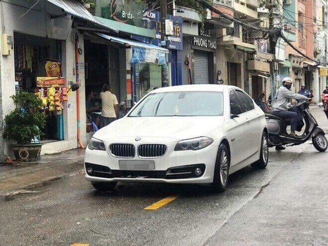 Chiếc BMW 5-Series bị vặt gương