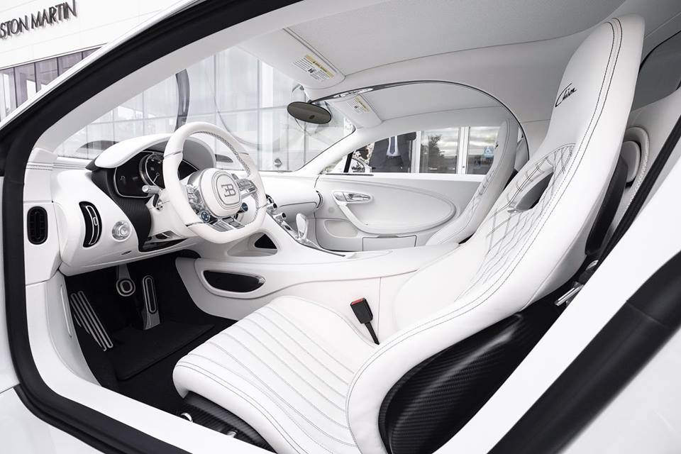 Cận cảnh khoang lái của siêu xe triệu đô Bugatti Chiron mới cập bến Canada