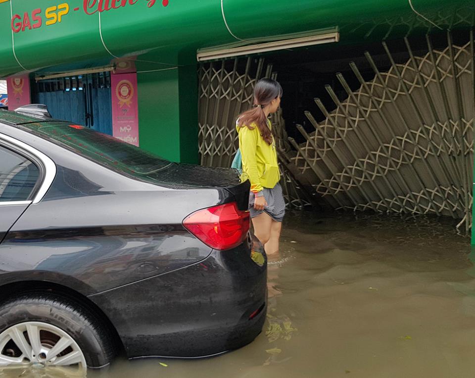 Mực nước lũ ngập hơn nửa bánh xe nên không có cơ hội nào cho chiếc BMW 3-Series này có thể lăn bánh tiếp Mực nước lũ ngập hơn nửa bánh xe nên không có cơ hội nào cho chiếc BMW 3-Series này có thể lăn bánh tiếp