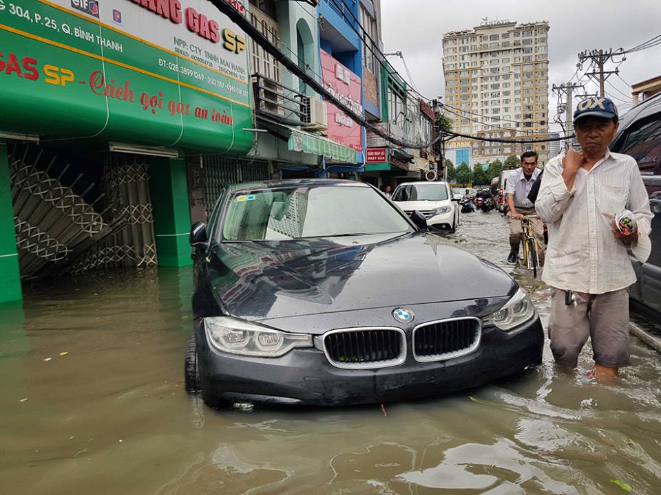 Chiếc xe sang tầm trung BMW 3-Series lạc vào đường D1, quận Bình Thạnh và chủ nhân phải trả giá đắt Chiếc xe sang tầm trung BMW 3-Series lạc vào đường D1, quận Bình Thạnh và chủ nhân phải trả giá đắt
