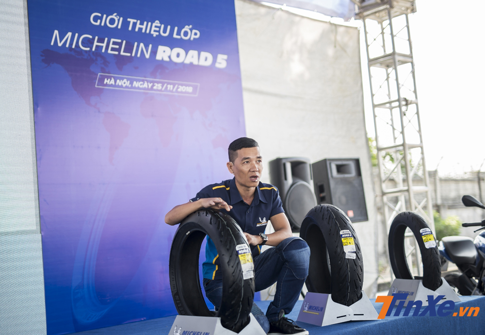 Ông Phạm Quang Đạt - rưởng ngành hàng lốp Michelin dành cho xe hai bánh tại Michelin Việt Nam - đang giới thiệu các tính năng mới trên lốp Michelin Road 5.