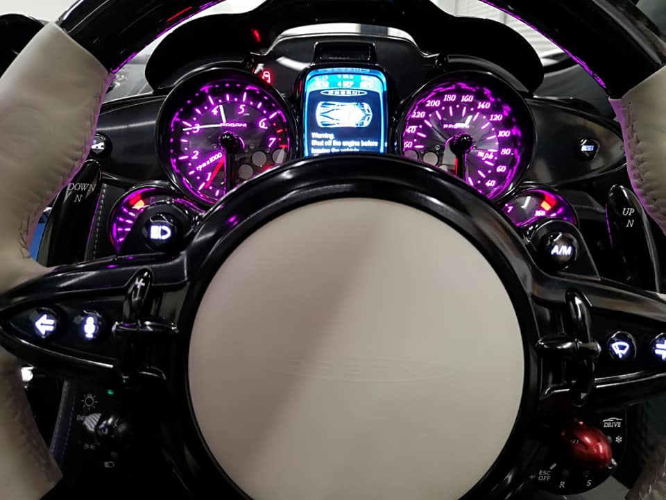 Cụm bảng đồng hồ trên Pagani Huayra mui trần