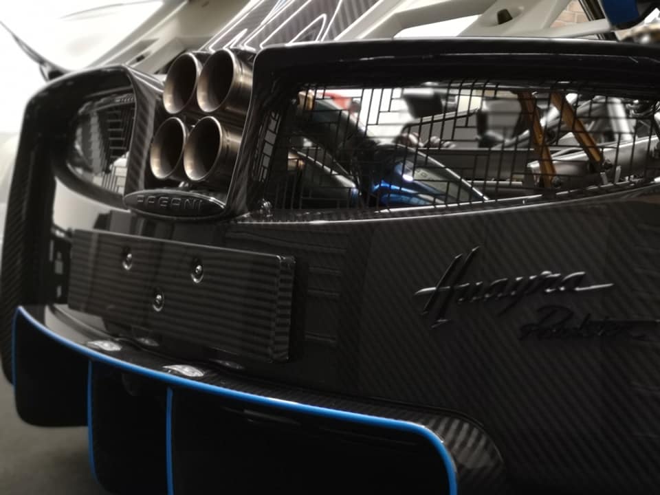 Điểm nhấn là các đường sọc màu xanh đẹp mắt cùng nhiều chi tiết ở ngoại thất bằng sợi carbon bóng