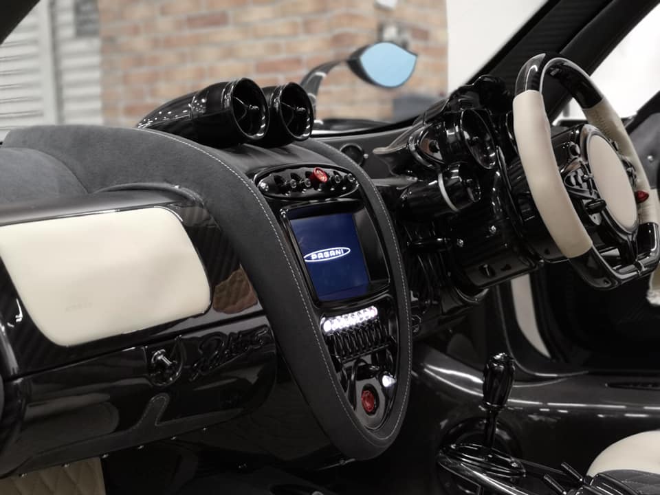 Nội thất Pagani Huayra mui trần đầu tiên cập bến Hồng Kông