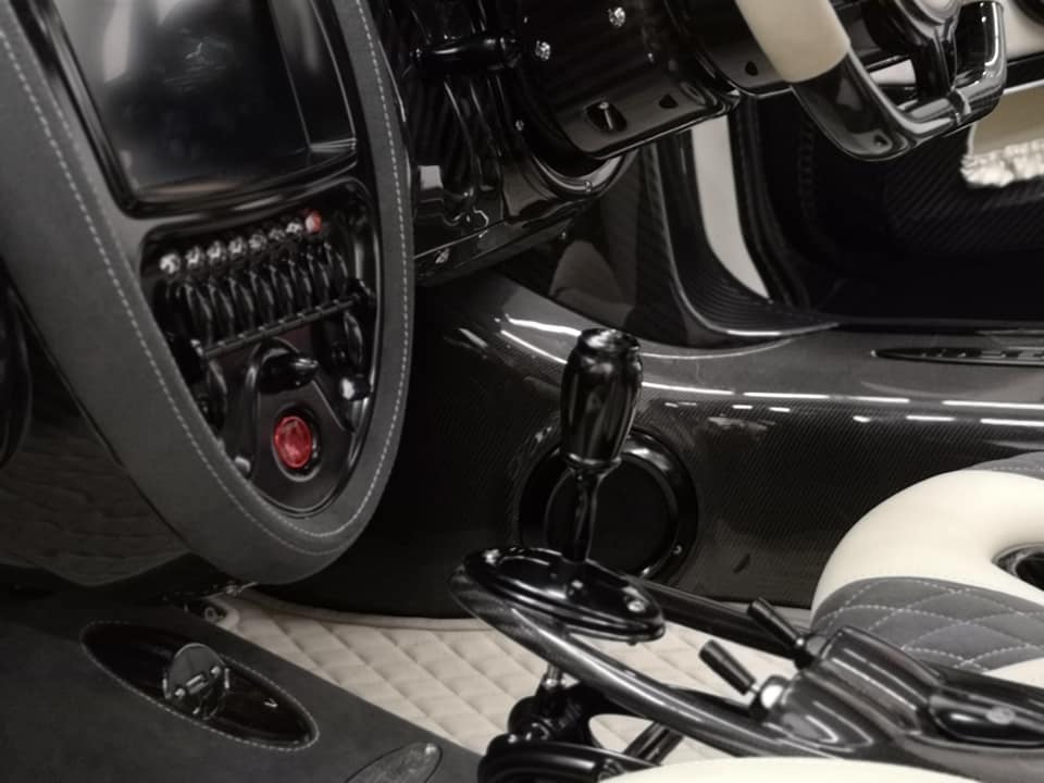 Nội thất xe có nhiều chi tiết ốp sợi carbon