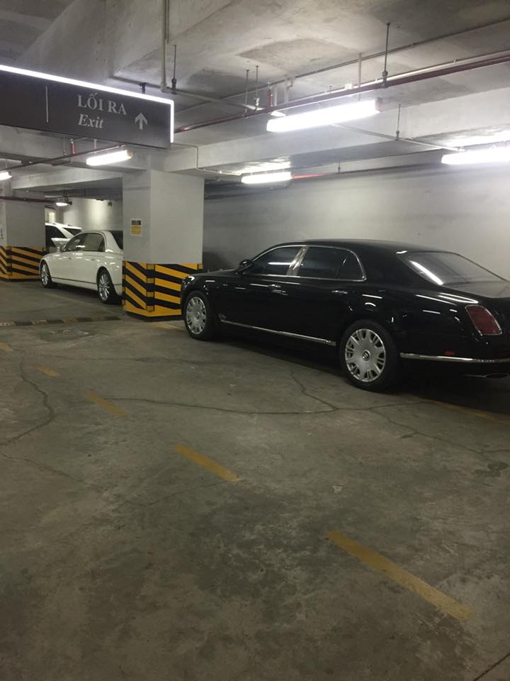 Bentley Mulsanne màu đen và chiếc phía trước là Maybach 62S