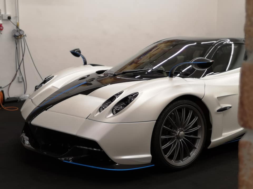 Pagani Huayra mui trần đầu tiên cập bến Hồng Kông có ngoại thất sơn màu trắng mờ 