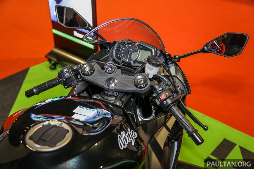 Tay lái clip-on của Kawasaki ZX-6R được bố trí thấp