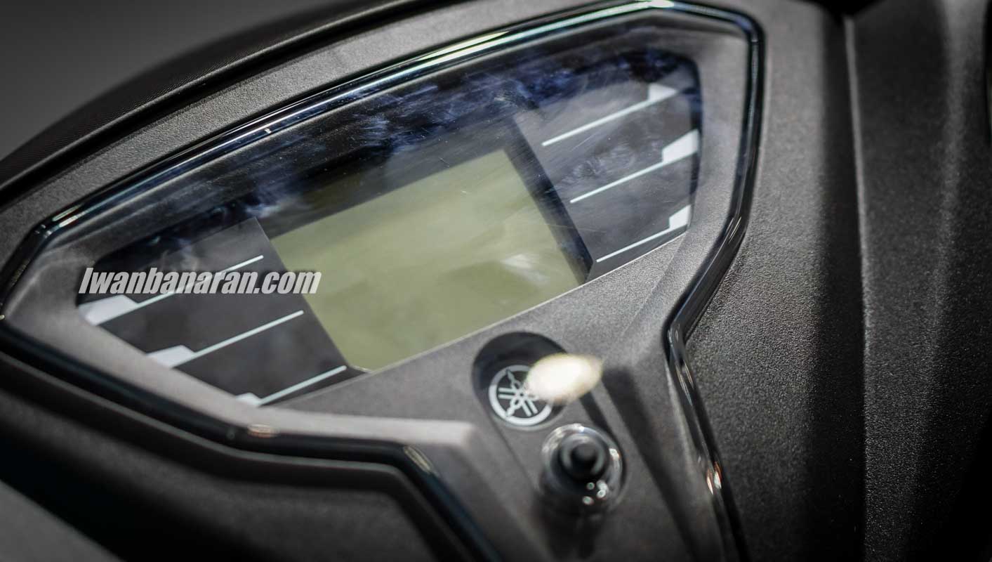 Xe sử dùng đồng hồ kỹ thuật với đèn nền LED