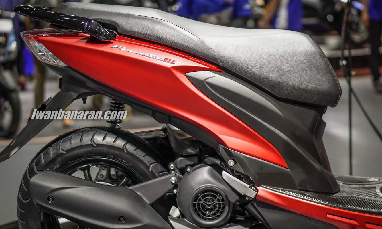 Đường gờ nổi gấp khúc tạo điểm nhấn cho thân xe