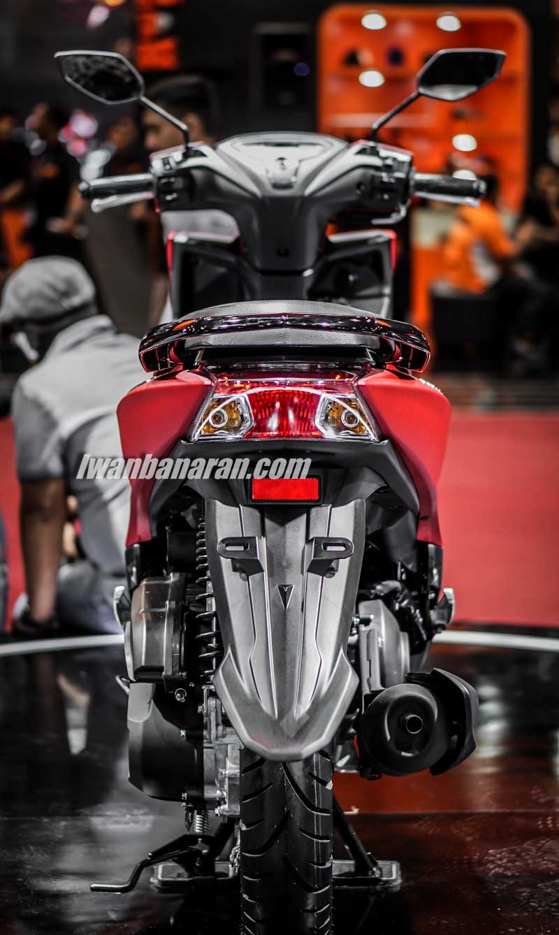 Đuôi xe có thiết kế nhàm chán, không nhấn mạnh được vẻ thể thao như đầu xe