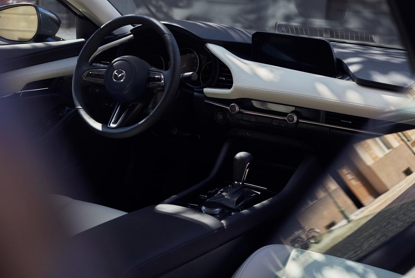 Nội thất của Mazda3 2019 theo phong cách tối giản hơn vì ít nút bấm cơ học Nội thất của Mazda3 2019 theo phong cách tối giản hơn vì ít nút bấm cơ học