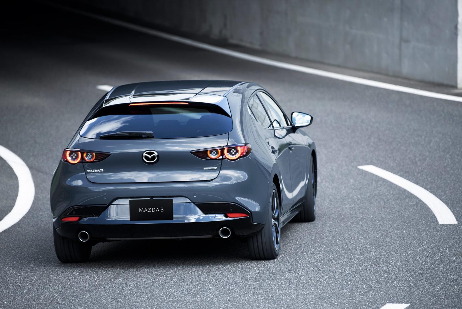 Mazda3 2019 phiên bản hatchback nhìn từ phía sau Mazda3 2019 phiên bản hatchback nhìn từ phía sau