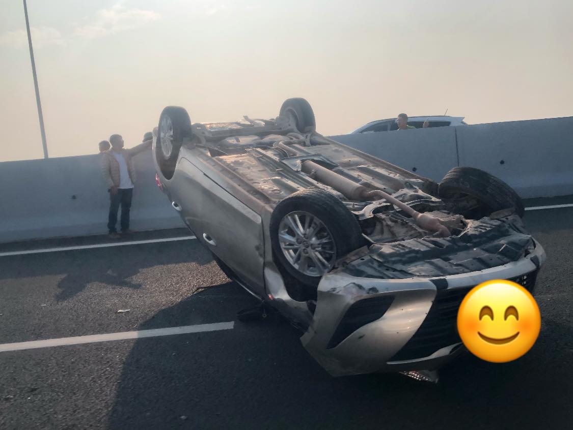 Chiếc Toyota Vios bị lật ngửa giữa đường cao tốc Hạ Long - Hải Phòng