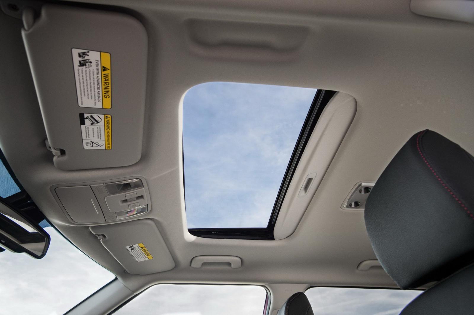 Cửa sổ trời phía trên hàng ghế trước