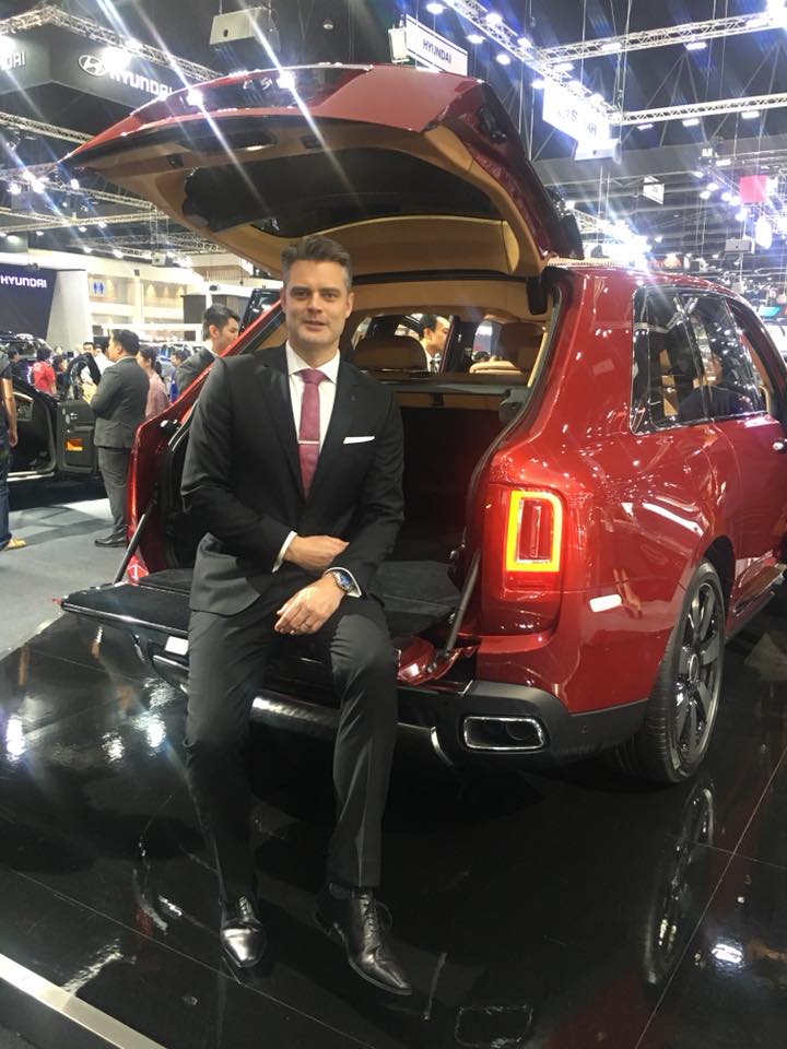 Tuỳ chọn View Suite với bộ ghế ngồi phía sau khoang hành lý của Rolls-Royce Cullinan Tuỳ chọn View Suite với bộ ghế ngồi phía sau khoang hành lý của Rolls-Royce Cullinan