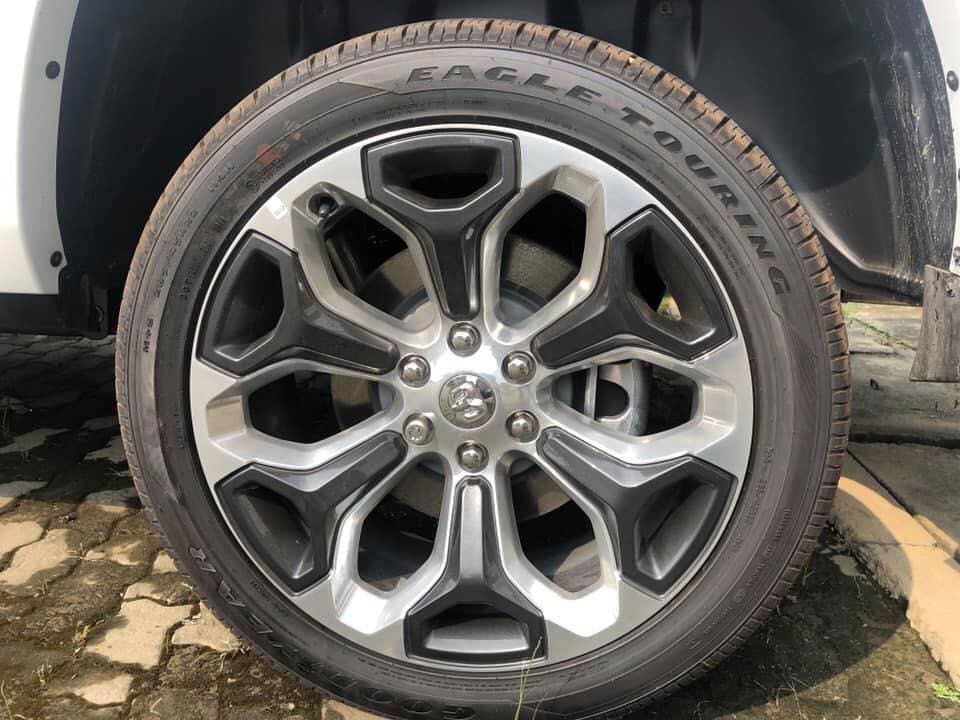 Bộ mâm 22 inch của xe còn được khoác 2 tông màu là mạ crôm và đen khá nổi bật Bộ mâm 22 inch của xe còn được khoác 2 tông màu là mạ crôm và đen khá nổi bật