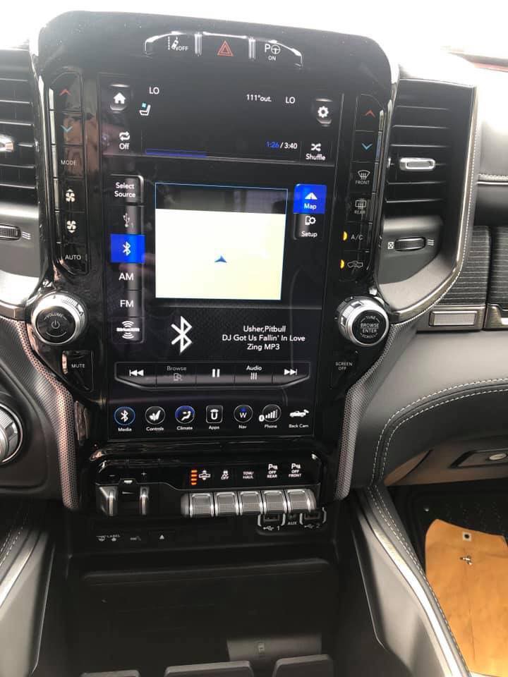 Màn hình thông tin giải trí của chiếc Ram 1500 2019 đầu tiên về Việt Nam có kích thước 12 inch Màn hình thông tin giải trí của chiếc Ram 1500 2019 đầu tiên về Việt Nam có kích thước 12 inch