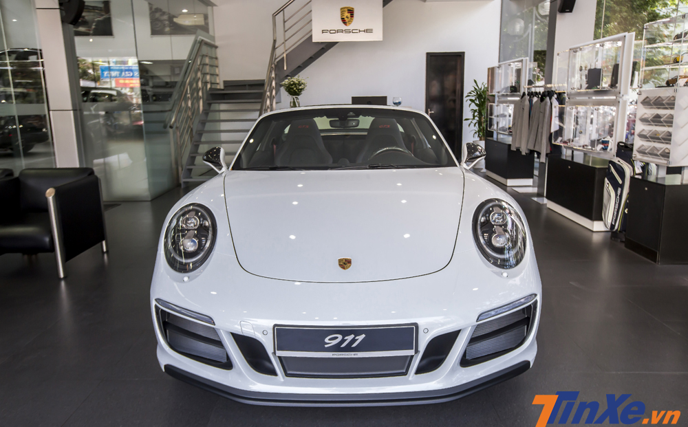 Porsche 911 Targa 4 GTS sở hữu những đường nét mềm mại nhưng không kém phần thể thao.