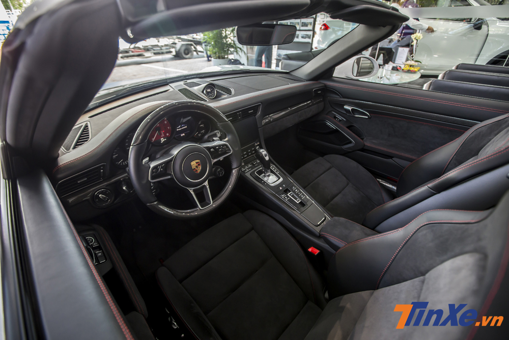 Không gian nội thất của Porsche 911 Targa 4 GTS vẫn rất đặc trưng với vô-lăng ba chấu, nút bấm như Vertu.