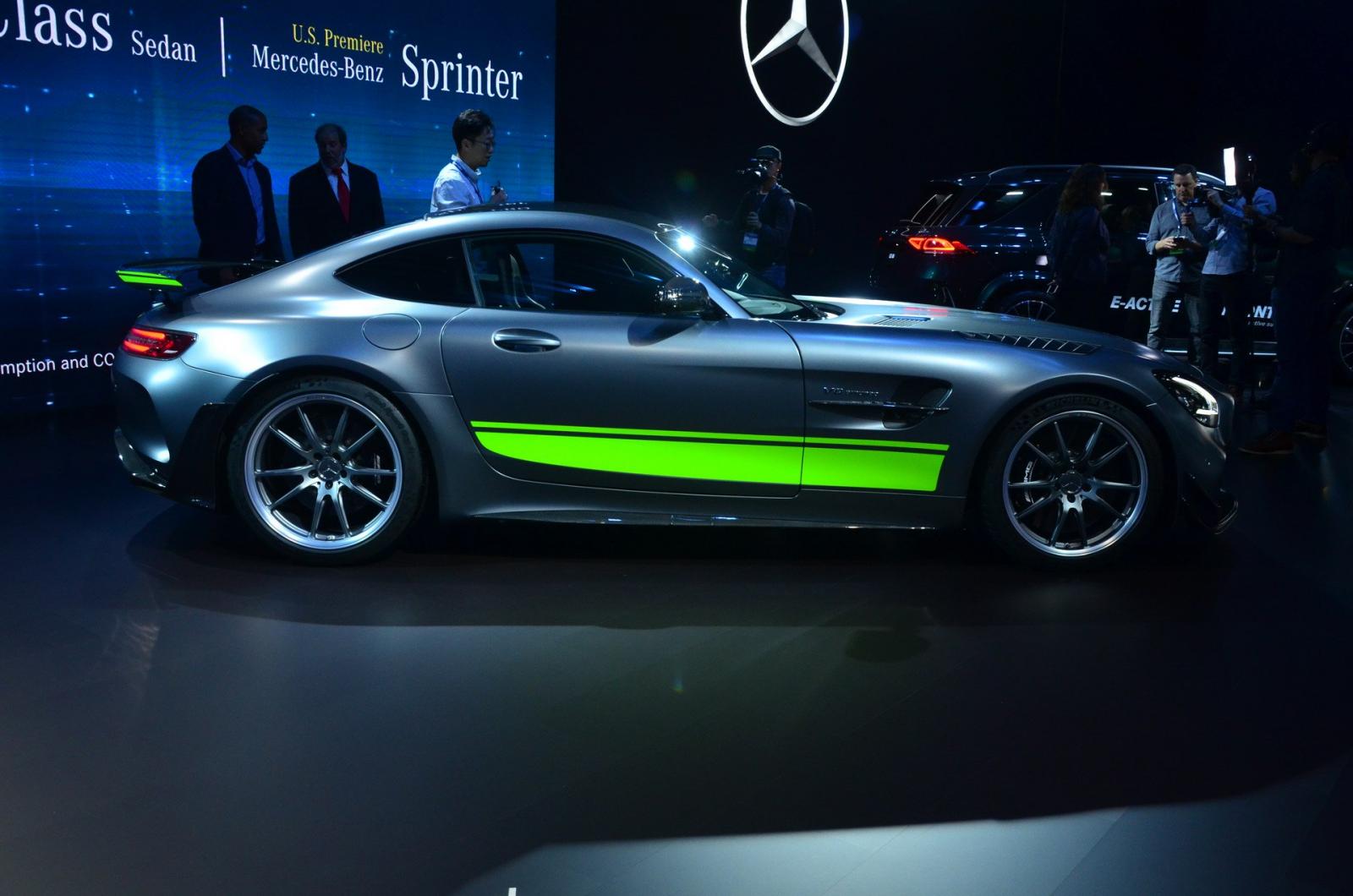 Phía trên chắn bùn của bánh trước còn có các khe gió bằng sợi carbon Phía trên chắn bùn của bánh trước còn có các khe gió bằng sợi carbon