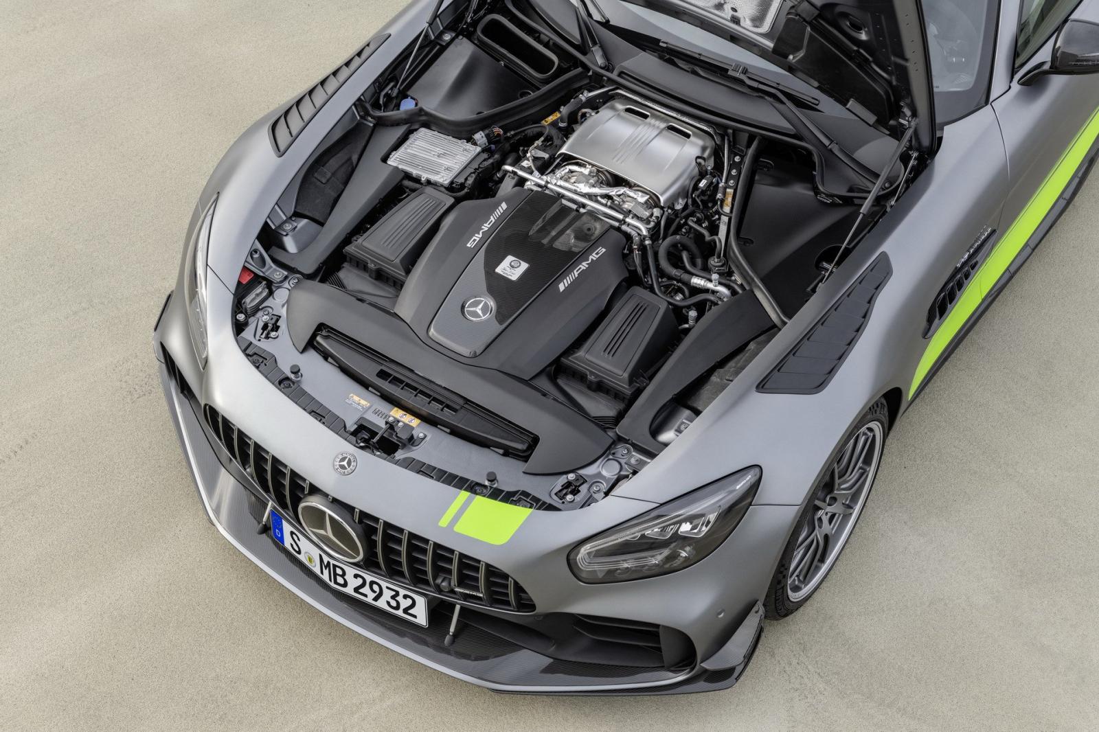 Động cơ xe tương tự như Mercedes-AMG GT R nhưng được cải thiện lại hệ thống treo mang đến cảm giác lái thú vị hơn Động cơ xe tương tự như Mercedes-AMG GT R nhưng được cải thiện lại hệ thống treo mang đến cảm giác lái thú vị hơn