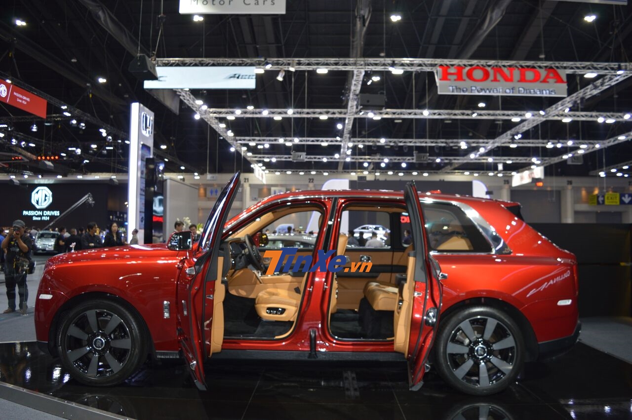  Cửa mở ngược suicide door đặc trưng của hãng xe Rolls-Royce 